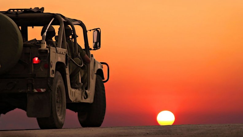 vehicule_militare_in_desert.jpg