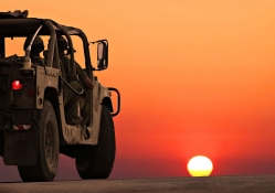vehicule militare in desert