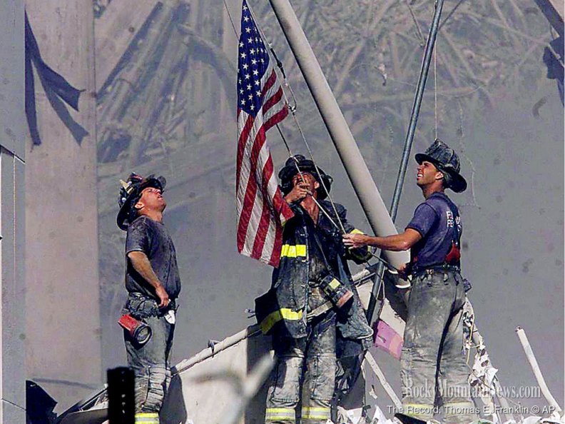 9/11 :Firefighters Raise Old Glory