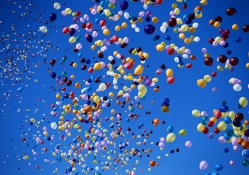 100'S OF COLORFUL BALLOONS